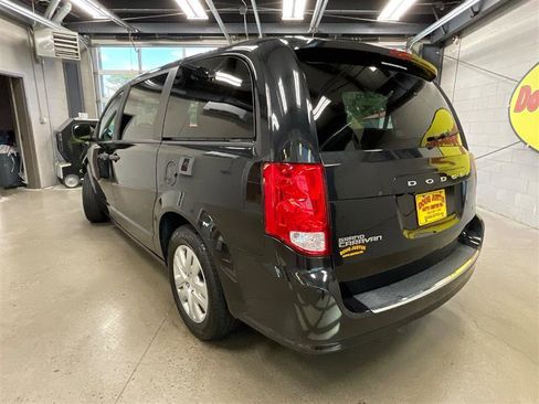 Used 2019 Dodge Grand Caravan SE image 3