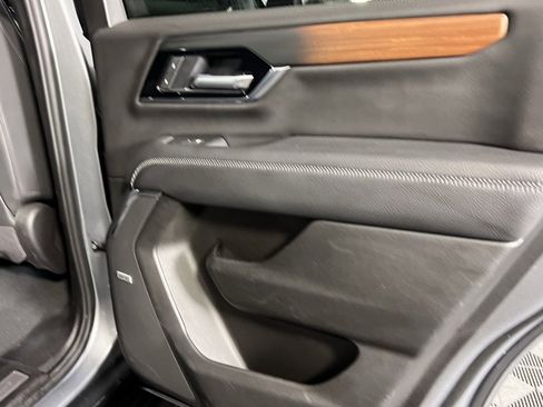 Used 2025 GMC Yukon Denali image 32
