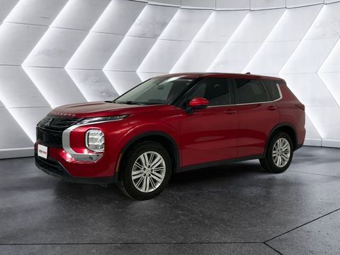 Used 2024 Mitsubishi Outlander ES FWD image 3
