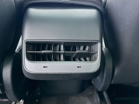 Used 2022 Tesla Model Y Performance AWD/4WD image 17