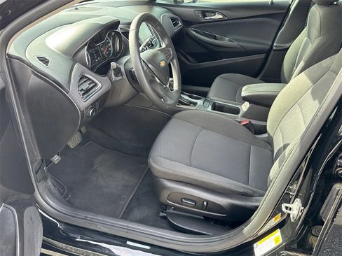 Used 2018 Chevrolet Cruze LT w/ Convenience Package image 9