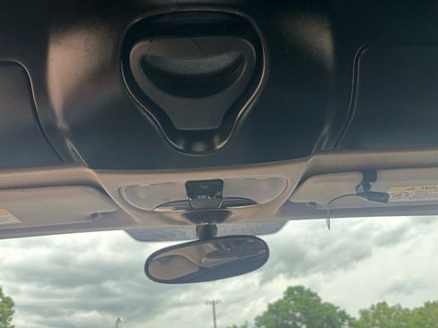 Used 2006 Chrysler Crossfire Limited image 19