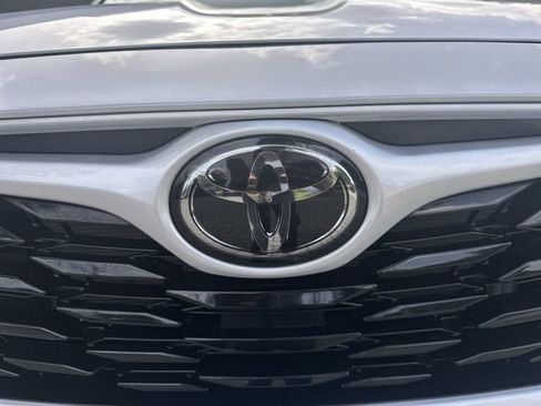 Used 2024 Toyota Highlander XLE FWD image 10