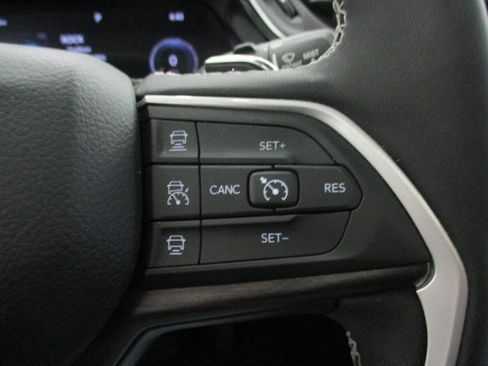 Used 2023 Jeep Grand Cherokee L Limited w/ Luxury Tech Group II AWD/4WD image 28