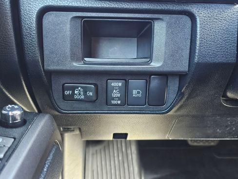 Used 2018 Toyota Tacoma TRD Off-Road w/ Technology Package AWD/4WD image 27