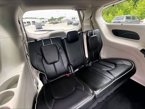 Used 2022 Chrysler Pacifica Limited w/ Uconnect Theater Family Group FWD image 28