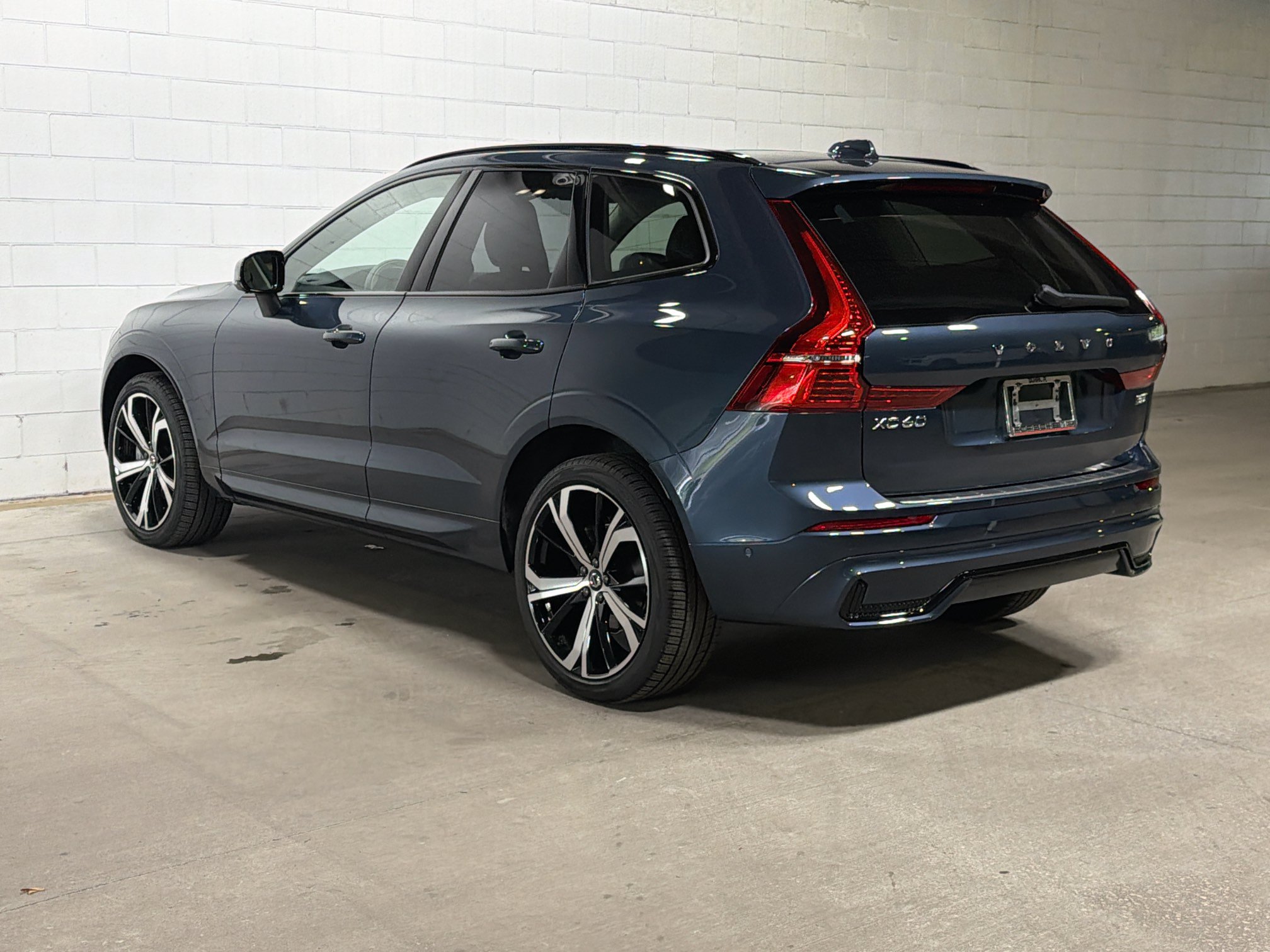 Used 2025 Volvo XC60 B5 Ultra w/ Protection Package Premier AWD/4WD image 3