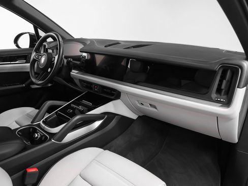 Certified 2024 Porsche Cayenne S w/ Premium Package Plus AWD/4WD image 24