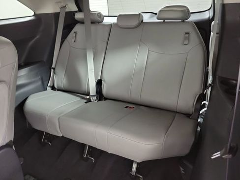 Used 2025 Toyota Sienna XLE FWD image 14