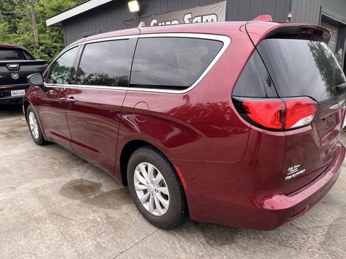 Used 2017 Chrysler Pacifica Touring w/ Tire & Wheel Group FWD image 5