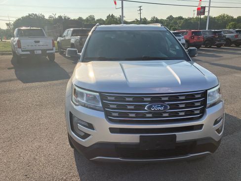 Used 2017 Ford Explorer XLT FWD image 2