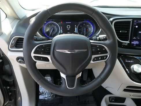 Used 2023 Chrysler Pacifica Touring-L FWD image 18