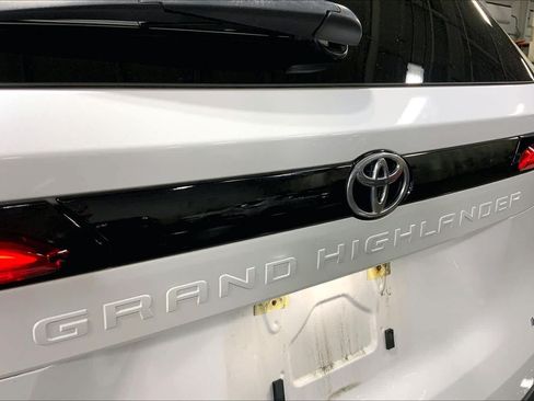 Used 2024 Toyota Grand Highlander AWD image 31
