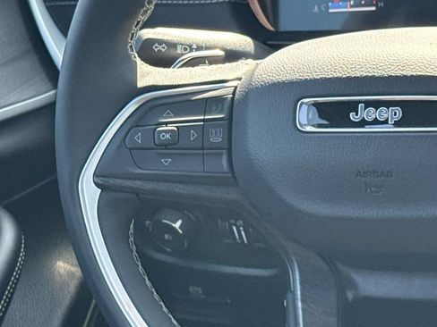 Used 2025 Jeep Grand Cherokee Limited w/ Luxury Tech Group II RWD image 20