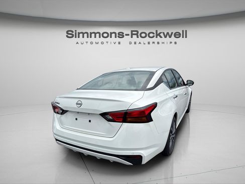Used 2025 Nissan Altima 2.5 SV FWD image 4