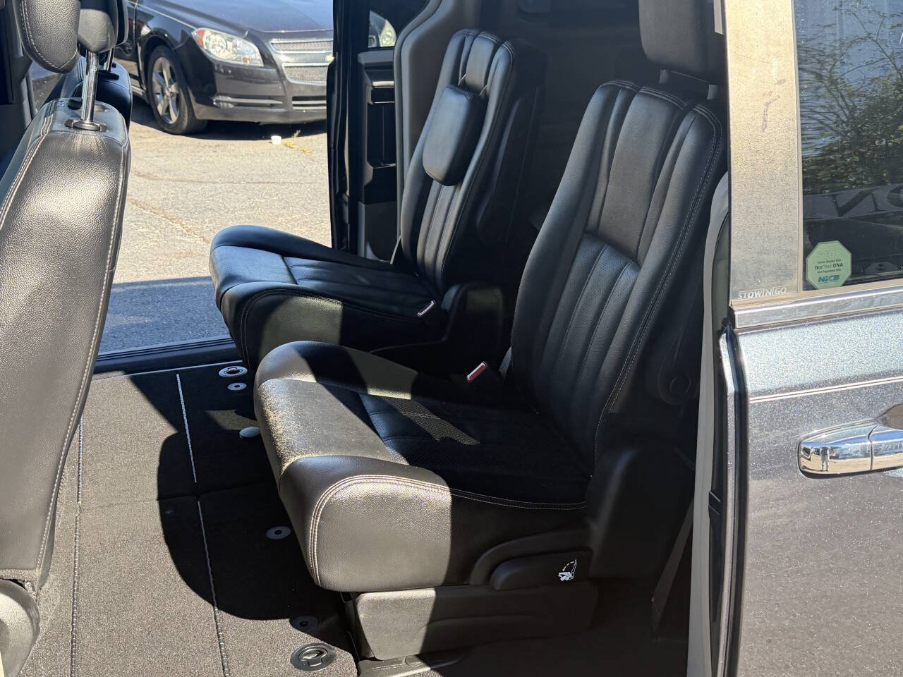 Used 2013 Chrysler Town & Country Touring-L w/ Driver Convenience Group FWD image 17