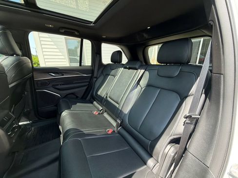Used 2023 Jeep Grand Cherokee Overland AWD/4WD image 44