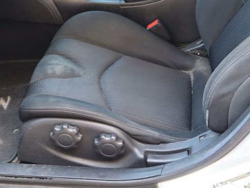 Used 2016 Nissan 370Z Coupe RWD image 12