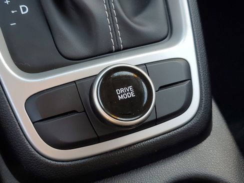 Used 2024 Hyundai Venue SEL image 28