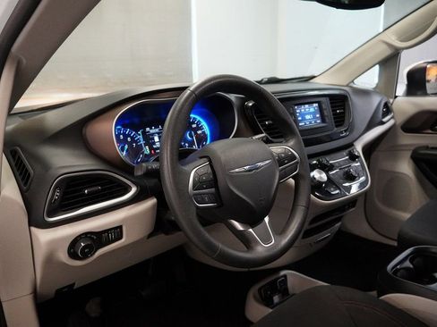 Used 2017 Chrysler Pacifica Touring Plus image 6