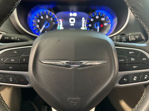 Used 2024 Chrysler Pacifica Touring-L FWD image 25