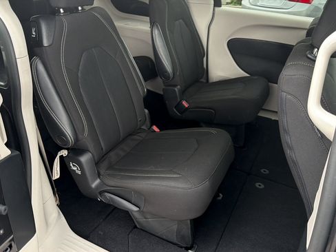 Used 2023 Chrysler Voyager LX FWD image 11