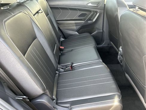 Used 2023 Volkswagen Tiguan SE w/ Panoramic Sunroof Package FWD image 10