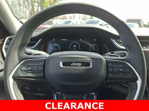 Used 2023 Jeep Grand Cherokee Laredo AWD/4WD image 19