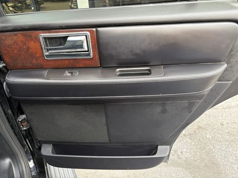 Used 2016 Lincoln Navigator Select image 18