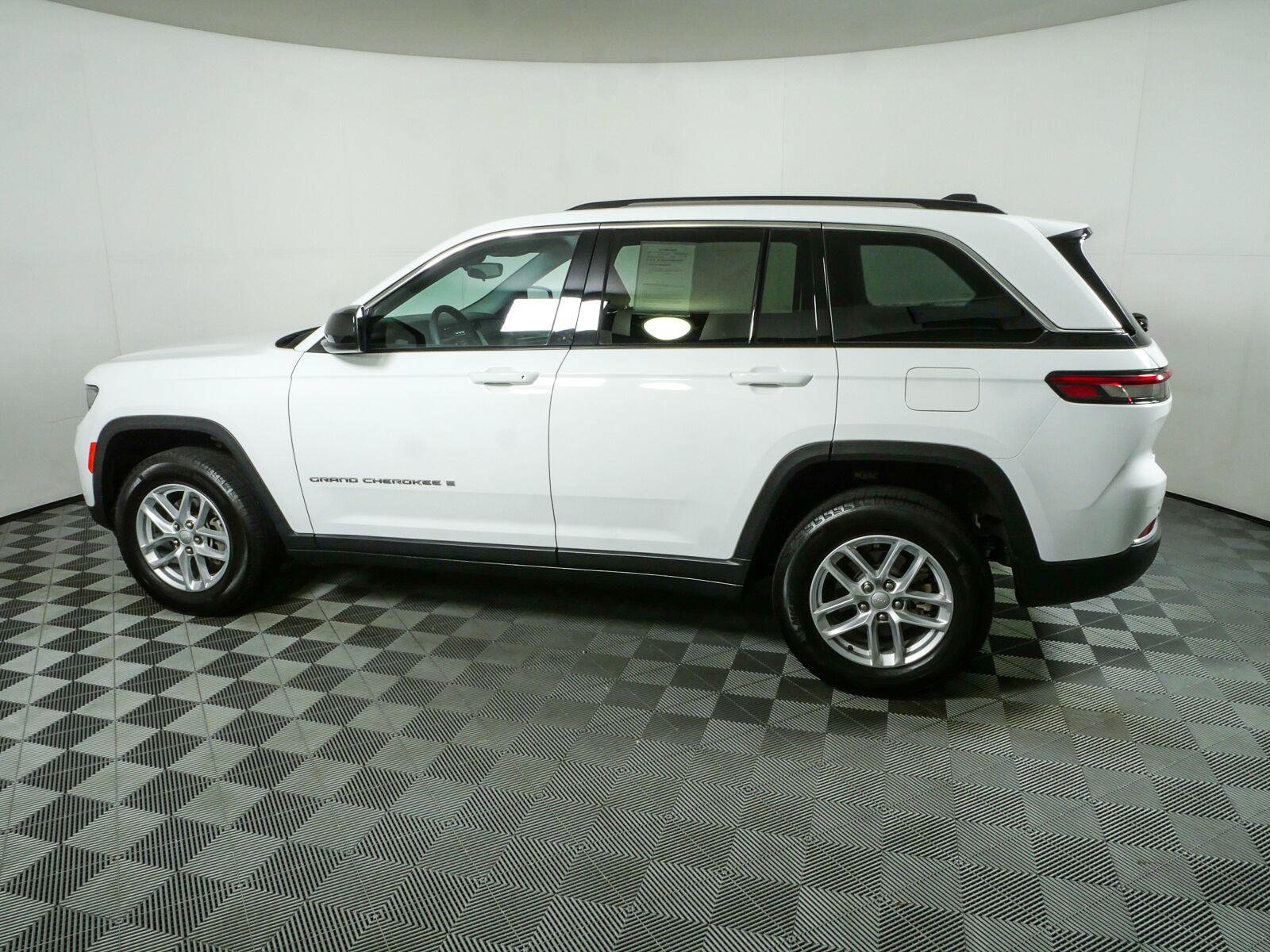 Used 2023 Jeep Grand Cherokee Laredo X AWD/4WD image 31