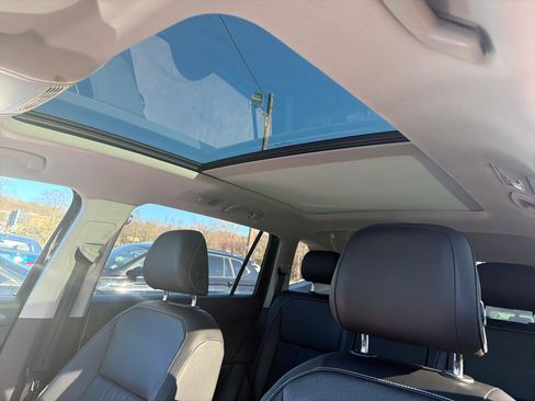 Used 2022 Volkswagen Tiguan SE w/ Panoramic Sunroof Package AWD/4WD image 21