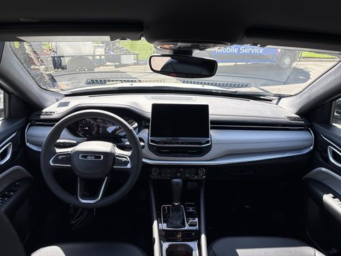 Used 2025 Jeep Compass Limited image 3