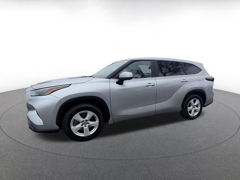 Used 2025 Toyota Highlander LE FWD image 8