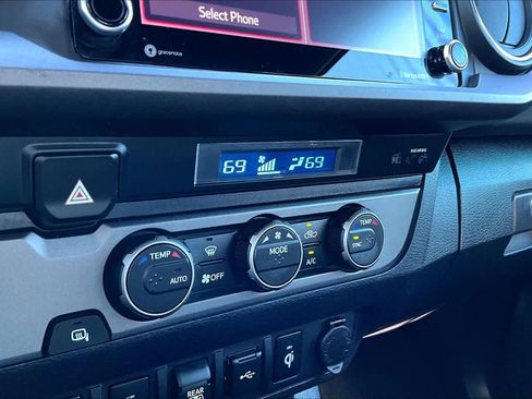 Used 2021 Toyota Tacoma TRD Sport w/ Technology Package image 33