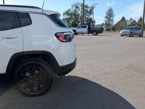 Used 2024 Jeep Compass Latitude AWD/4WD image 10