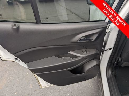 Used 2024 Chevrolet Trax RS w/ Sunroof Package FWD image 10