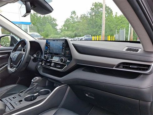 Used 2022 Toyota Highlander XLE image 28