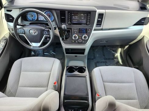 Used 2020 Toyota Sienna LE w/ LE Preferred Package FWD image 12