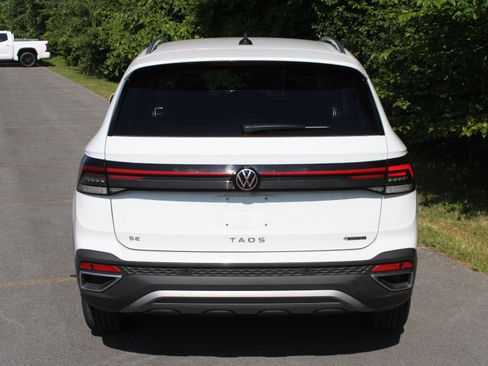 Used 2026 Volkswagen Taos SE AWD/4WD image 6