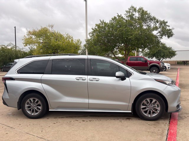 Certified 2023 Toyota Sienna LE FWD image 4