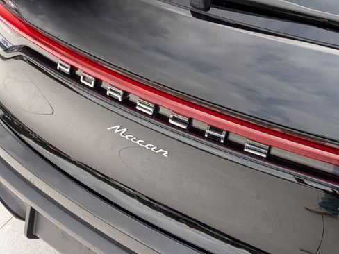 Certified 2025 Porsche Macan image 13