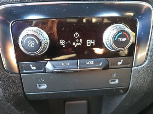 Used 2022 GMC Yukon XL SLT w/ SLT Premium Package image 13