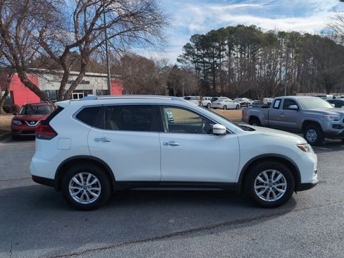 Used 2017 Nissan Rogue SV w/ SV Premium Package image 4