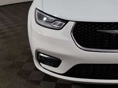 Used 2023 Chrysler Pacifica Touring-L image 14