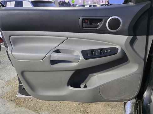 Used 2015 Toyota Tacoma PreRunner w/ SR5 Package image 18