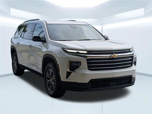 Used 2025 Chevrolet Traverse LT FWD image 8
