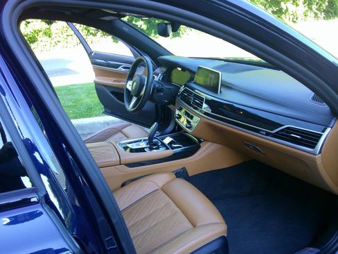 Used 2021 BMW 750i xDrive w/ Luxury Rear Seating Package AWD/4WD image 24