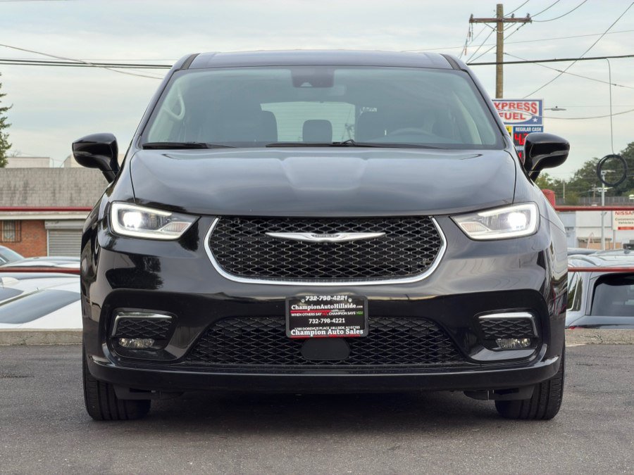 Used 2024 Chrysler Pacifica Touring-L FWD image 2