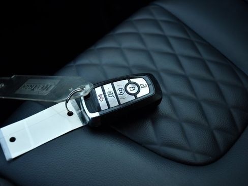 Used 2024 Ford Edge Titanium image 18