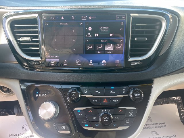 Used 2021 Chrysler Pacifica Touring-L FWD image 13